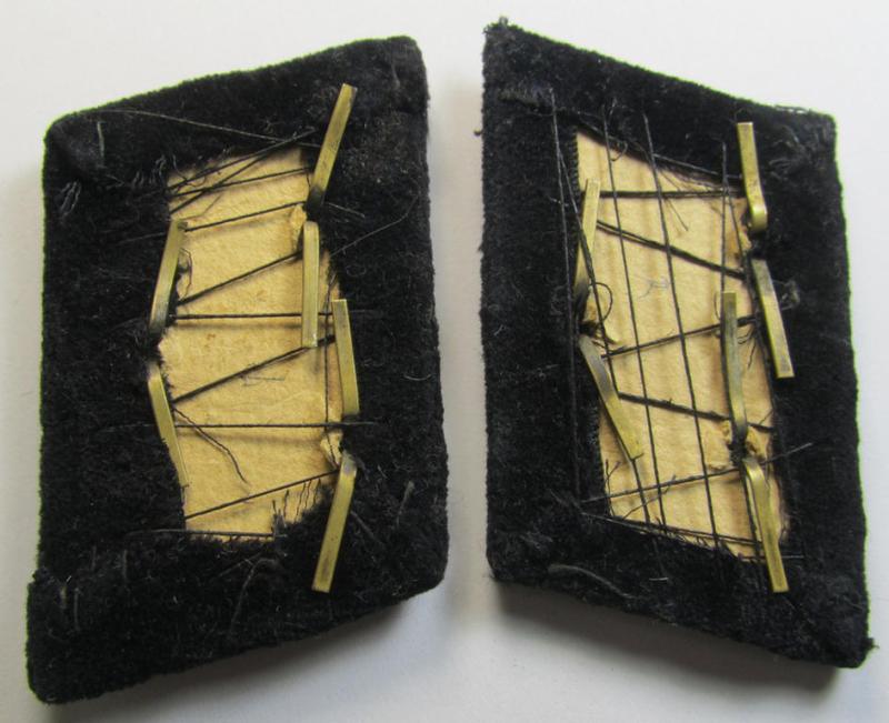 Attractive - and matching! - pair of: 'Stahlhelmbund'- (ie. 'Der Stahlhelm' o. Bund der Frontsoldaten (Sta)') collar-patches showing the silver-toned- (and 'Buntmetall'-based) 'Wehrsport'-devices (ie. 'Kragenspiegel-Auflagen') period-attac...