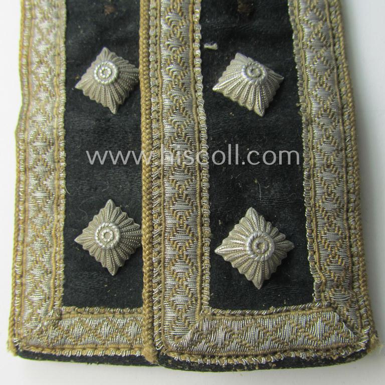 Attractive - and fully matching! - pair of WH (Heeres) NCO-type (ie. 'M36- o. M40'-pattern) shoulderstraps as piped in the white- (ie. 'weisser'-) coloured branchcolour as was intended for usage by an: 'Oberfeldwebel der Infanterie-Truppen'