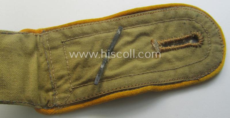 Single, WH (Luftwaffe) tropical-issued, NCO-type-shoulderstrap as executed in beige-coloured linnen (as was specifically intended for usage on the tropical-shirts ie. tunics) as was intended for an: 'Feldwebel der Flieger- o. FJ-Trpn.'