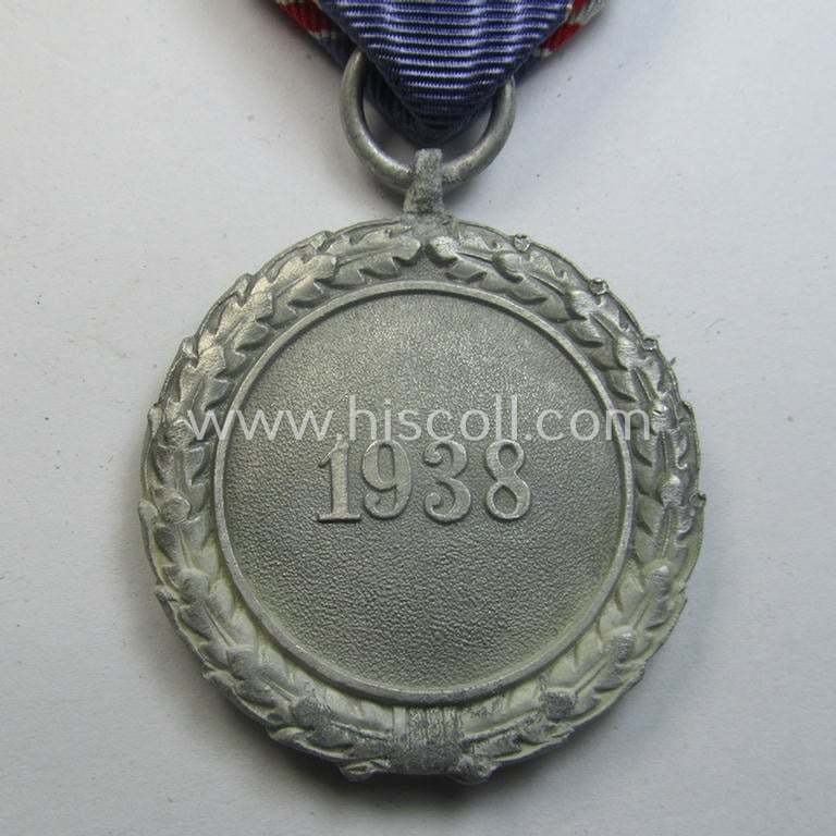 Light-weight (ie. typical aluminium-based) medal as was intended for air-raid wardens 2nd. class (or: 'Luftschutz-Ehrenzeichen 2. Stufe') that comes stored in its period, dove-grey-coloured etui