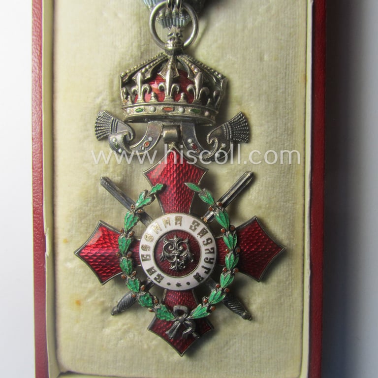 Superb - silver-toned- and nicely enamelled! - Bulgarian, military-cross: 'For Bravery' (or: in Bulgarian- ie. Cyrilic language: 'Ordena Za Hrabrost') being a neat and/or detailed example of the 5th Class that comes in its period etui as issued