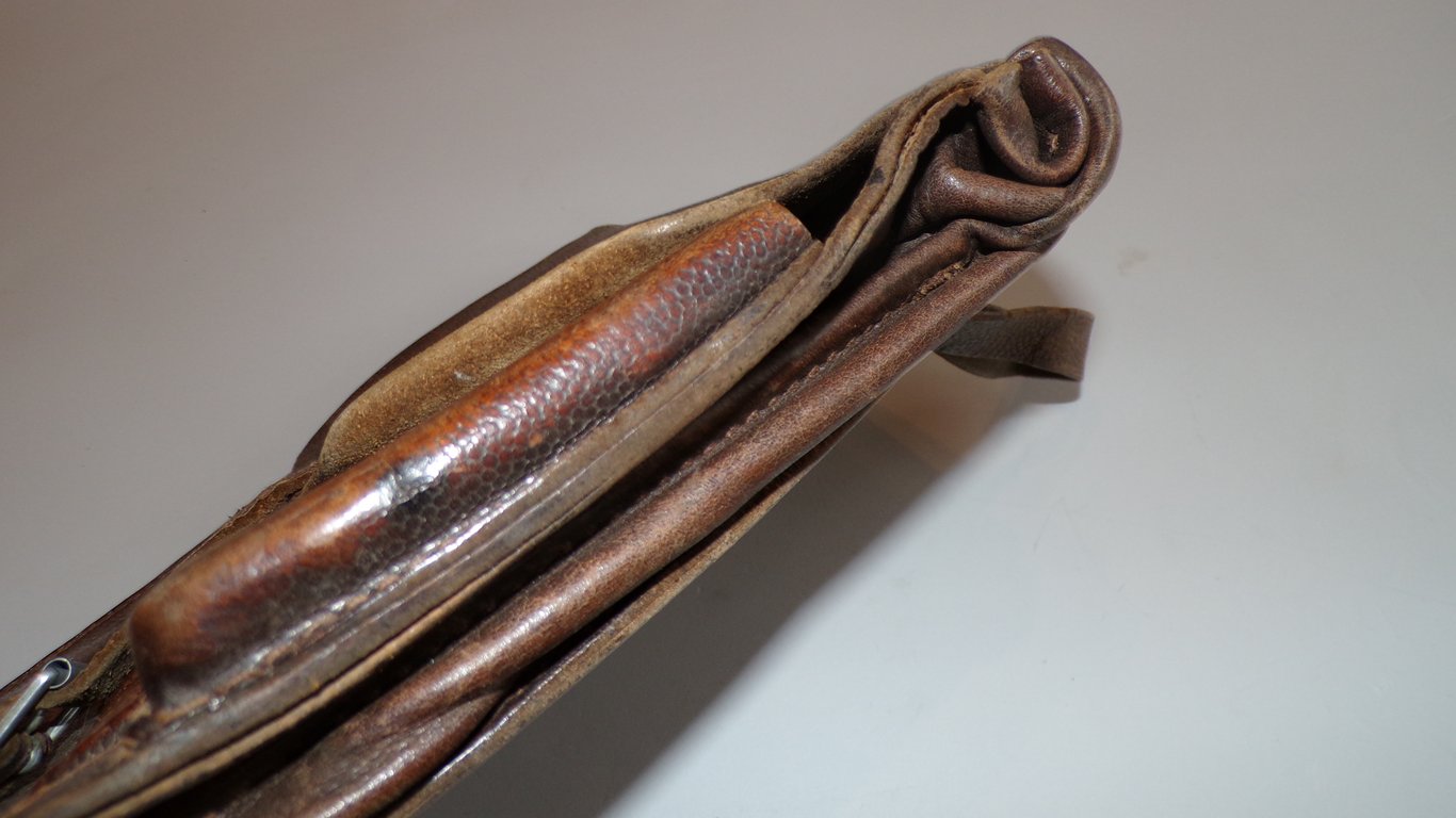 Kartentasche with content