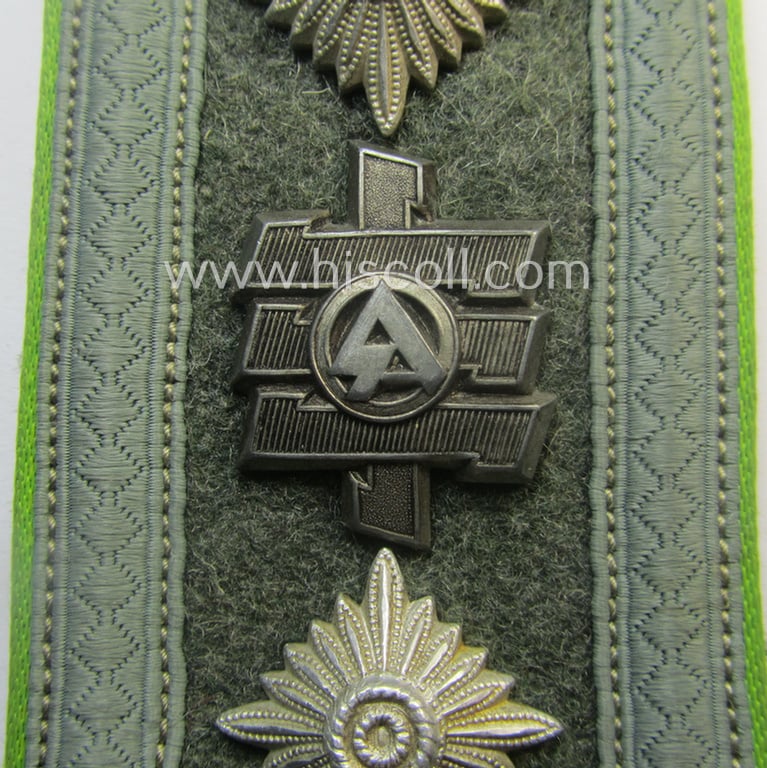 Stunning - albeit regrettably single but nevertheless extremely rarely found! - WH (Heeres) mid-war-period- (ie. 'M43'-pattern), 'cyphered' NCO-type shoulderstrap: 'Oberfeldwebel u. Mitglied des Grenadier-Rgts. “Feldherrnhalle”