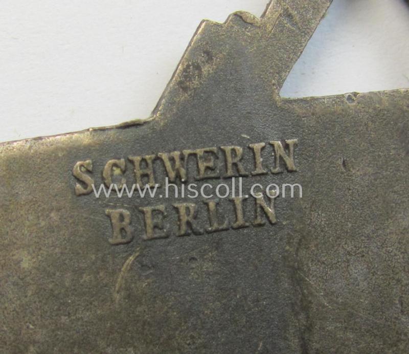 Superb - albeit moderately used but rarely seen! - WH (Kriegsmarine) 'Marine-Artillerie-Abzeichen' being a typical maker- (ie. 'Schwerin-Berlin'-) marked- and/or: 'Buntmetall'-based example as was produced by the desirable: 'Schwerin'-company