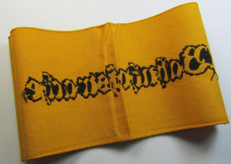 Very nice - and scarely encountered! - Wehrmacht-related, golden-yellow-coloured and/or typical linnen-based armband (ie. 'Armbinde') as executed in 'BeVo'-weave-pattern entitled: 'Bahnhofswache'