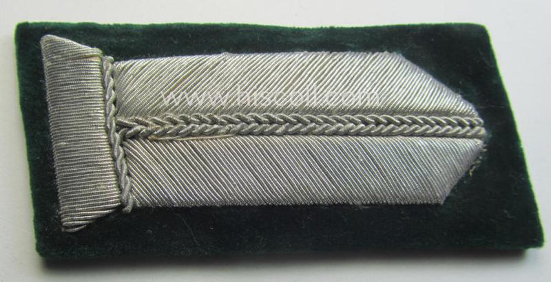 Pair of RAD- (ie. 'Reichsarbeitsdienst') officers'-type collar-tabs onto a green-coloured background: 'mittlere RAD-Führer'