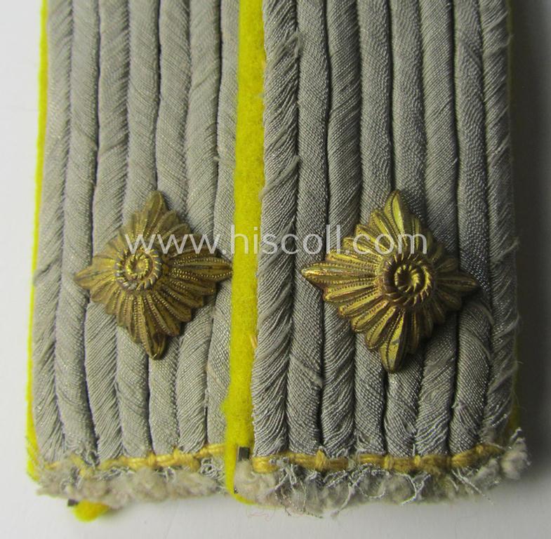 Attractive - and fully matching! - pair of WH (Heeres) officers'-pattern shoulderboards as piped in the bright-yellow-toned branchcolour as was intended for an: 'Oberleutnant eines Nachrichten-Abtlgs.'