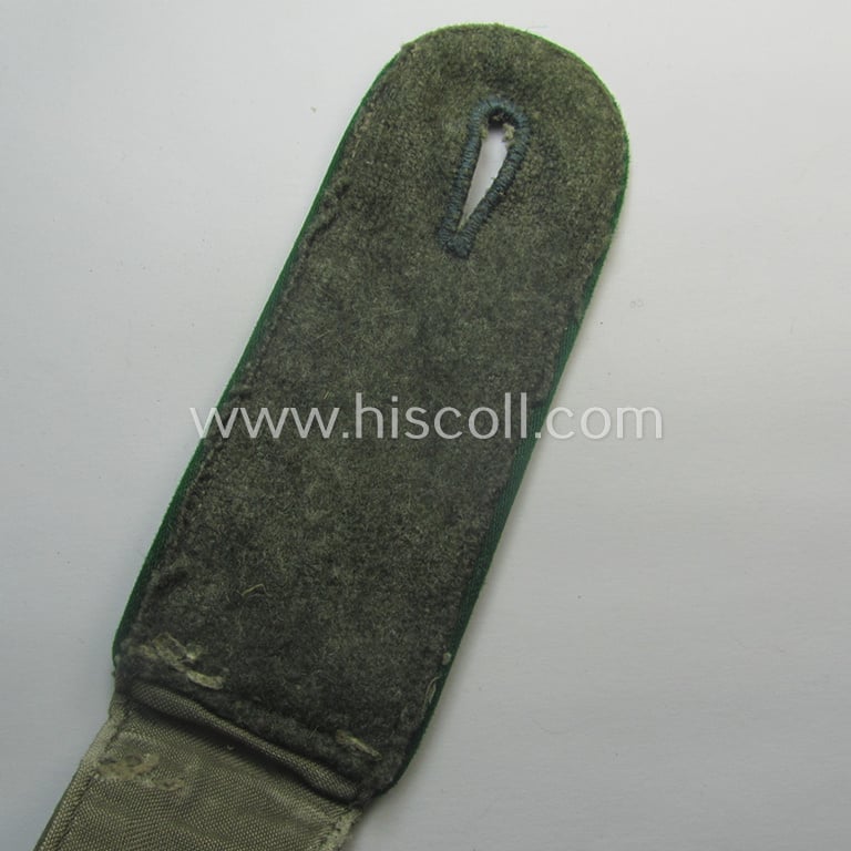 Single, WH (Heeres) EM-type (ie. 'M40- o. M43'-pattern-) so-called: 'summer-type'-shoulderstrap (being of the model as was specifically intended for usage on the 'Windjacke') as was intended for a: 'Soldat eines  Gebirgsjäger-Rgts.'