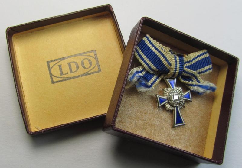 Miniature of an: 'Ehrenkreuz der deutschen Mutter - zweite Stufe' (or: mothers'-cross in silver) being a neatly maker- (ie. 'L/11'-) marked example that comes stored in its period, generic-styled so-called: 2-pieced- & 'LDO'-marked box (ie. et...