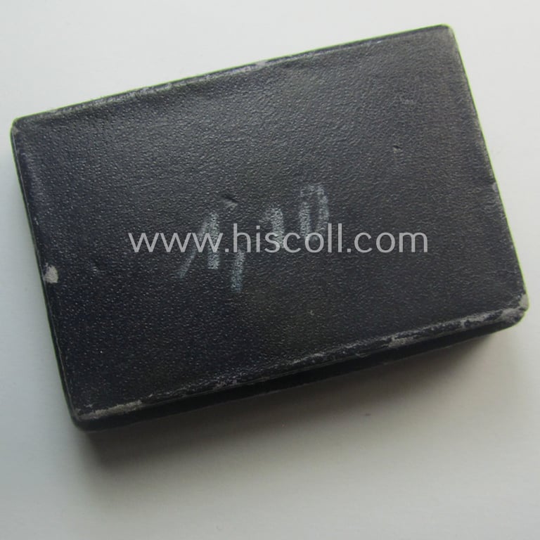 'Verwundeten-Abzeichen in Schwarz' being a maker- (ie. 'L/11'-) marked example by the company: 'Wilhelm Deumer' and that came stored in its typical, blue-toned 'LDO'-type etui (ie. two-pieced-box)