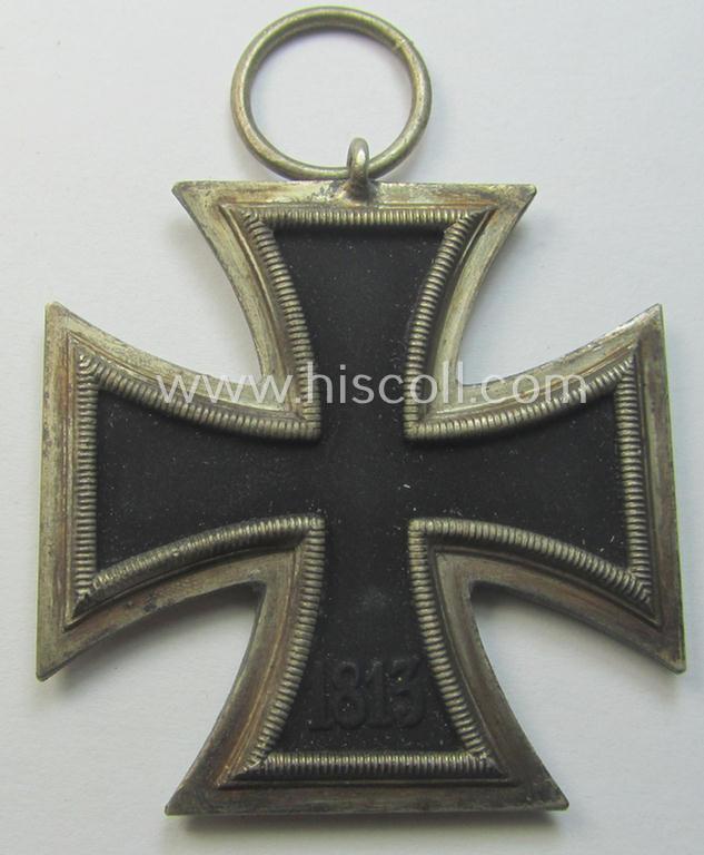 'Eisernes Kreuz 2. Kl.' being a maker- (ie. '25'-) marked example that comes stored in its period 'Zellstoff'-based pouch by the: 'AG der Graveur-, Gold- und Silberschmiede-Innungen'