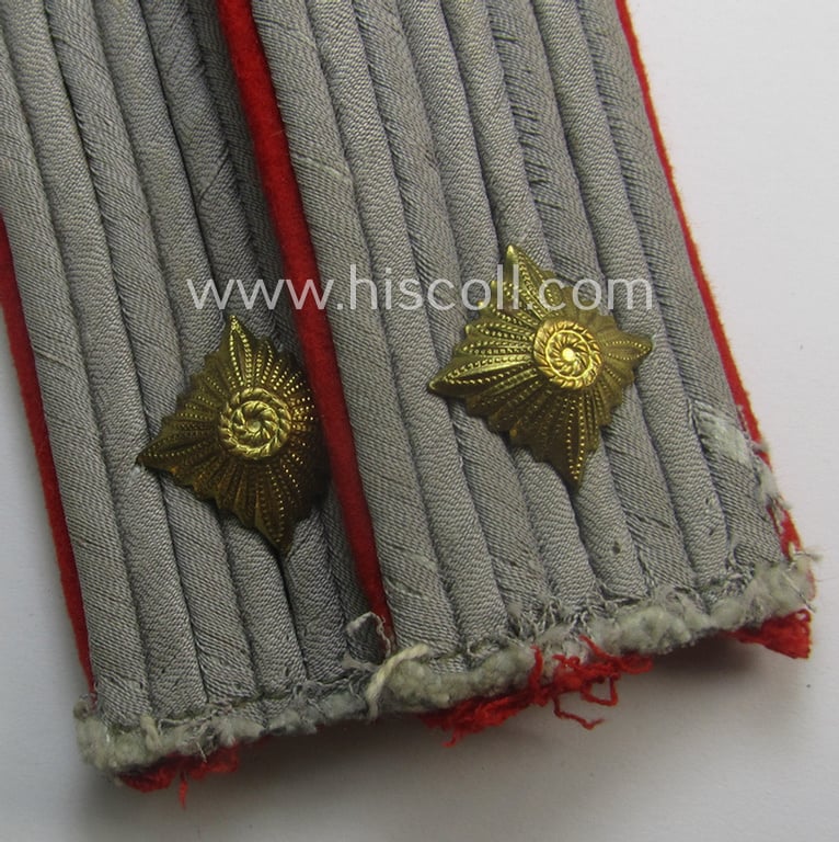 Fully matching pair of WH (Heeres) officers'-pattern shoulderboards as piped in the bright-red-toned branchcolour as was specifically intended for an: 'Oberleutnant eines (Sturm)Artillerie-Rgts. o. Abtgs.'