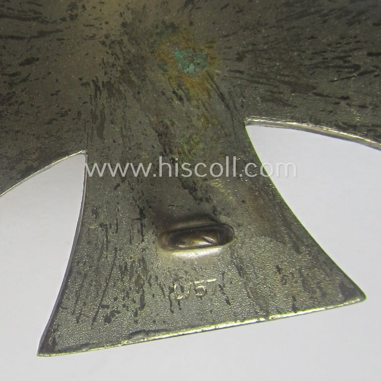 Superb, 'Eisernes Kreuz 1. Kl.' (or: Iron Cross 1st class) being a (typical) maker- (ie. 'L/57'-) marked example as was produced by the maker (ie. 'Hersteller'): 'Boerger & Co.' and that comes in its period etui as issued