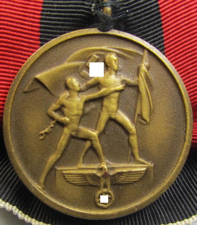 Neat, bright golden-toned WH (Heeres o. KM etc.) so-called: 'Einzelspange' (being of the 'standard-issued'- ie. 'non-detachable'-pattern) showing a WH Czech 'Anschluss'- (ie. occupation-) medal: '1 October 1938'