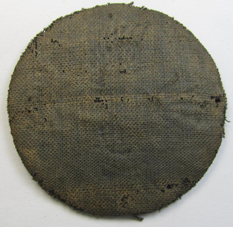 Attractive, WH (Kriegsmarine) neatly machine-embroidered, golden-yellow-coloured so-called: naval career- ie. specialist-armbadge (ie. 'Tätigkeits-Abzeichen') as was intended for usage by: 'Küstenartillerie-Personal'