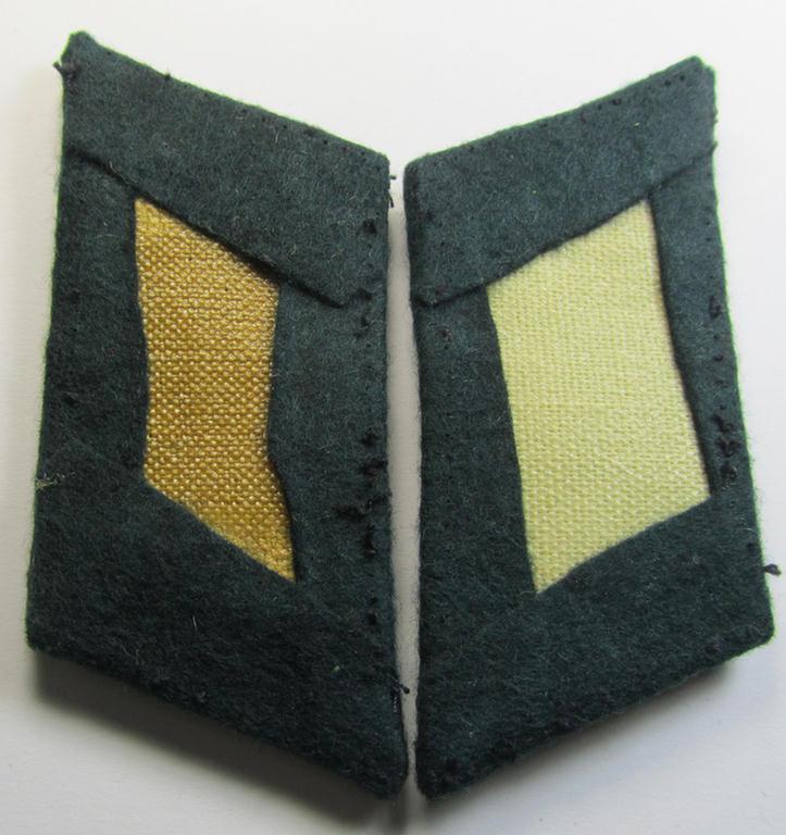 Moderately used - and fully matching! - pair of WH (Heeres) officers'-type collar-tabs, as was piped in the bright-red-coloured branchcolour as was intended for usage by an: 'Offizier der (Sturm)Artillerie-Truppen'