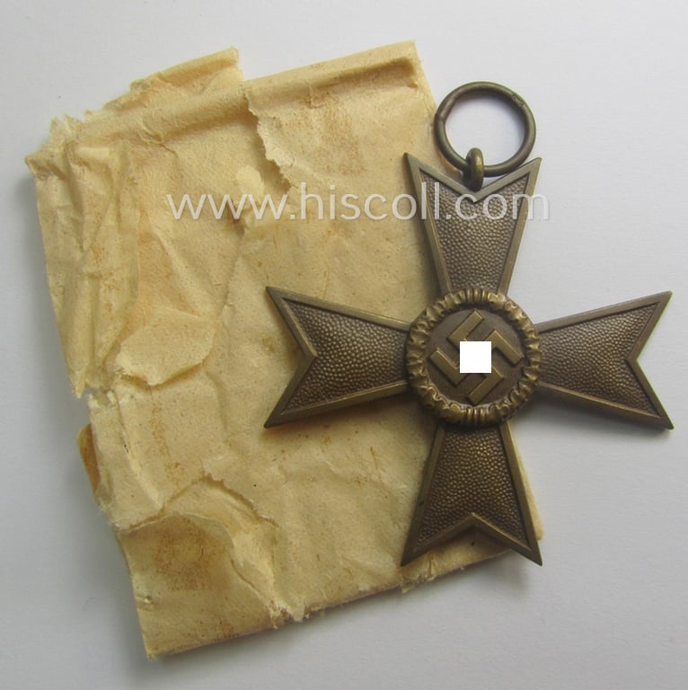 Superb, medal-set: 'Kriegsverdienstkreuz 2. Klasse ohne Schwertern', being a clearly maker- (ie. '1'-) marked specimen by the: 'Deschler u. Sohn' company that comes in a 'virtually mint- ie. unissued', condition