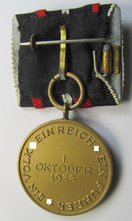 Neat, bright golden-toned WH (Heeres o. KM etc.) so-called: 'Einzelspange' (being of the 'standard-issued'- ie. 'detachable'-pattern) showing a WH Czech 'Anschluss'- (ie. occupation-) medal: '1 October 1938'