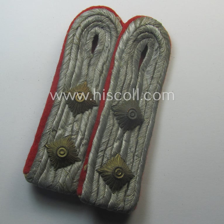 Truly used- and/or worn, 4-pieced WH (LW) insignia-set comprising of a pair of hand-embroidered, WH (Luftwaffe) officers'-type collar-patches and dito shoulderboards: 'Hauptmann der Flak-Artillerie-Trpn.'