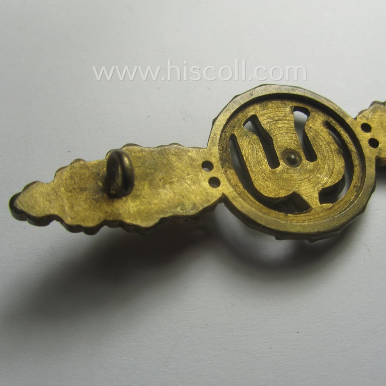 Tombak- (ie. 'Buntmetall'-) based- and/or (typical) non-maker-marked example of a WH (Luftwaffe) 'Frontflugspange für Kampfflieger in Gold' as was presumably produced by the: 'C.E. Juncker'-company