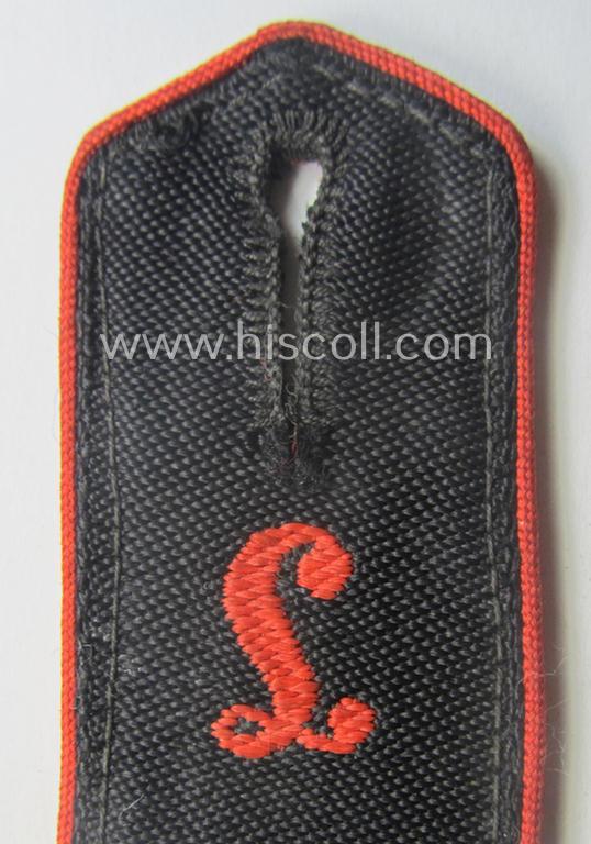 Superb - single but nevertheless rarely found! - bright-red-piped and neatly 'cyphered': 'Allgemeine' HJ ('Hitlerjugend') shoulderstrap as was intended for - and worn by! - a: 'Hitlerjunge' serving within the: 'Leibstandarte München'