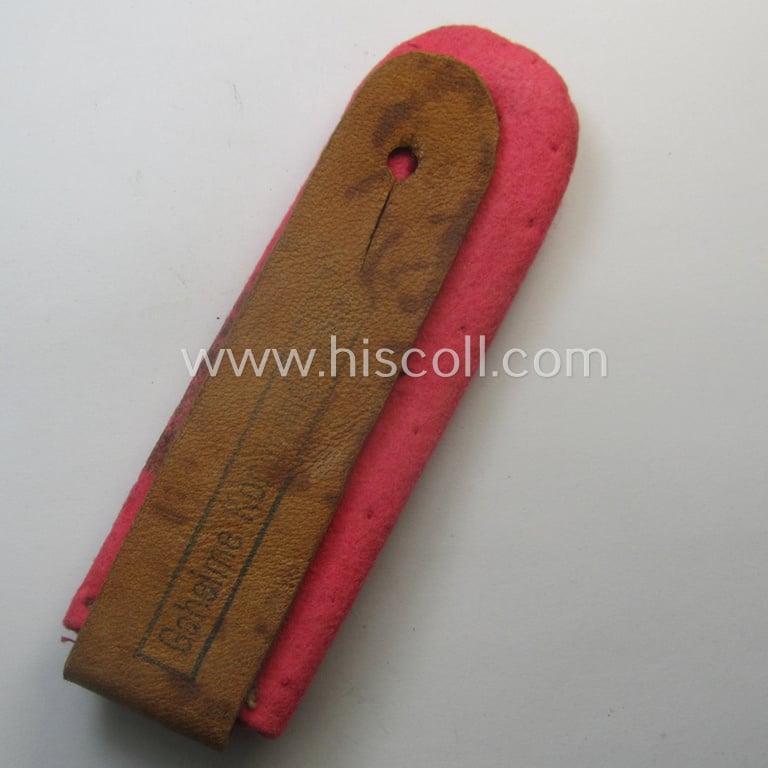 Single - but nevertheless scarcely found! - WH (Heeres) 'cyphered' officers'-type shoulderboard as was intended for usage by a: 'Oberleutnant u. Mitglied eines Panzer-Aufklärungs-Abtlgs.'