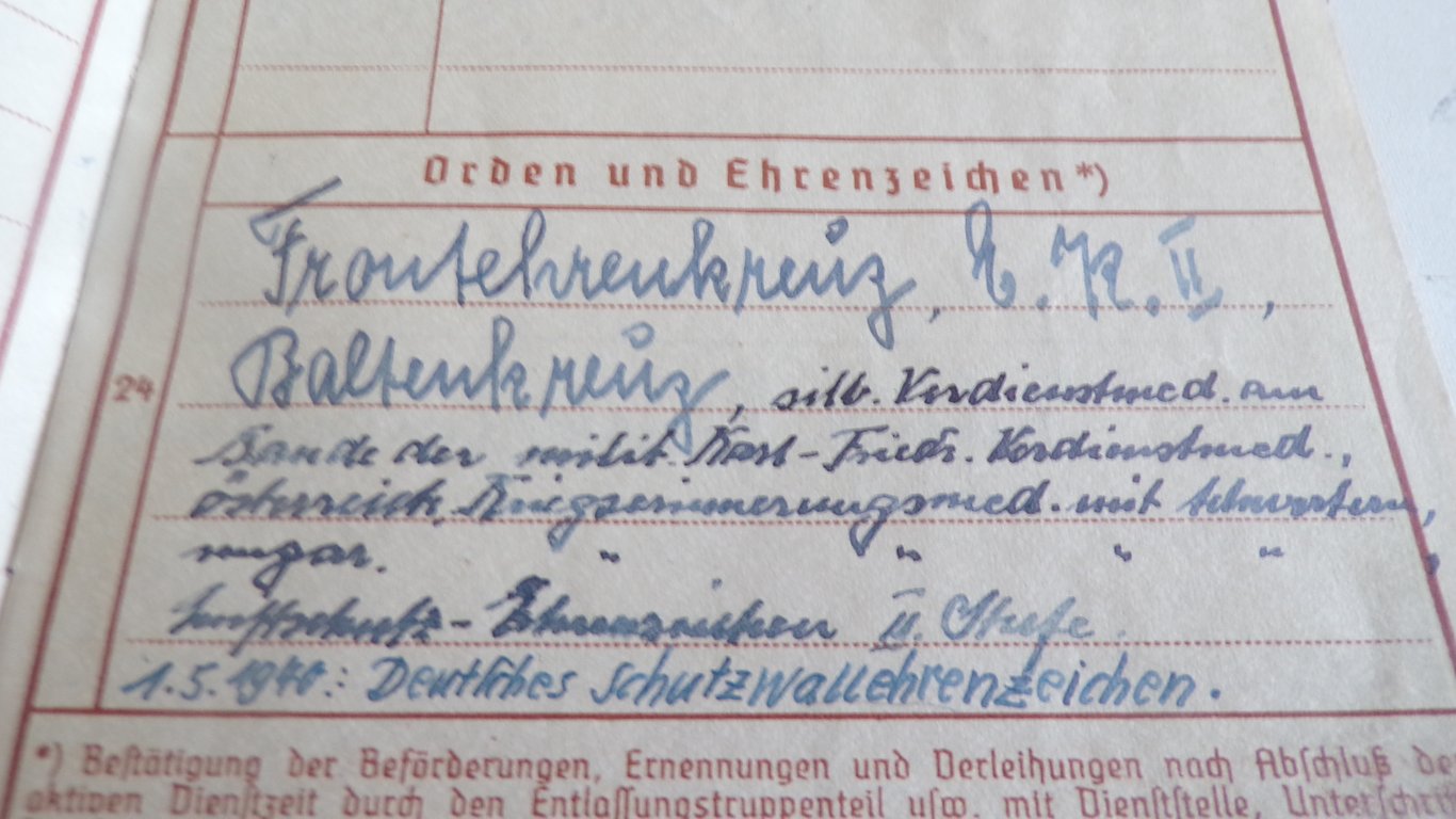 large grouping of a WWI and WWII veteran 1/2