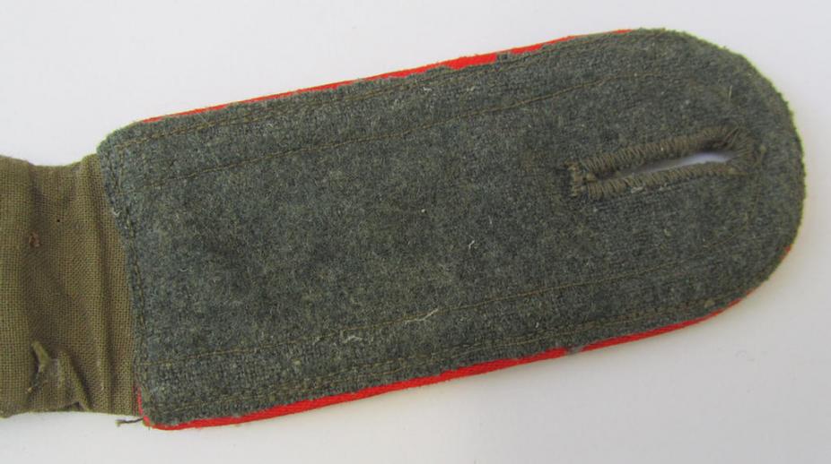 Superb - albeit regrettably single but nevertheless very rarely encountered! - WH (Heeres) 'tropical' ie. truly 'DAK'-related, NCO-type shoulderstrap, as was intended for an: 'Unteroffizier der Artillerie-Truppen'