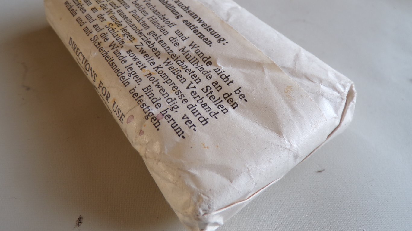 Field Dressing - Red Cross / POW Issue (Trilingual)