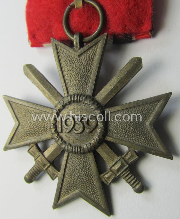 Attractive - and unusually seen! - golden-bronze-toned so-called: 'Einzelspange' showing a: 'Kriegsverdienstkreuz II. Klasse mit Schw.' (or: war-merits' cross 2nd class with swords) being a very detailed- and/or 'Feinzink'-based specimen