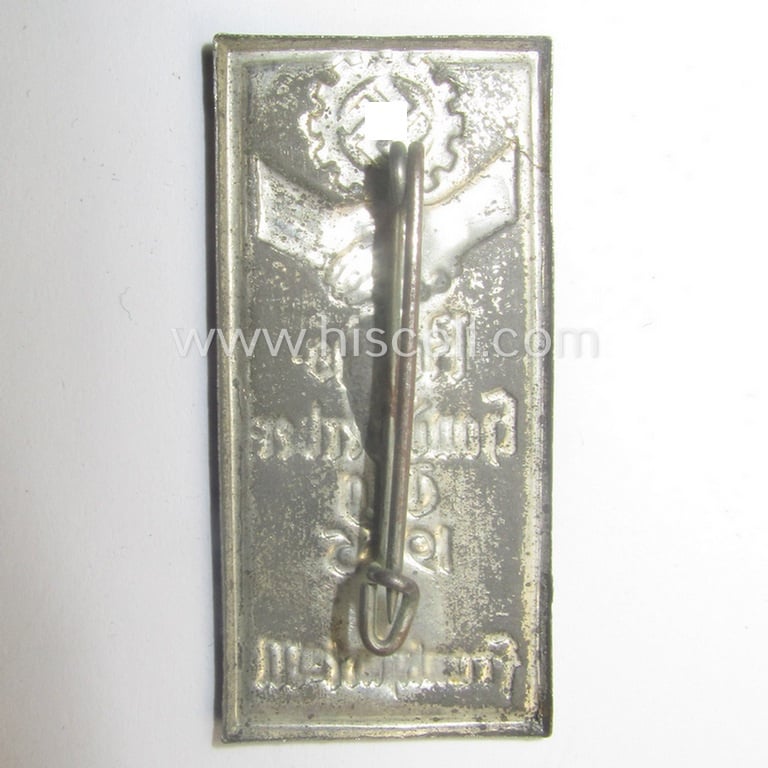 Unusually seen, commemorative TR-period day-badge (ie. 'tinnie') as issued to commemorate a DAF-related-gathering depicting two shaking hands, the DAF-cogwheel-logo and text: 'Reichs-Handwerkertag 1935 - Frankfurt a. M.'