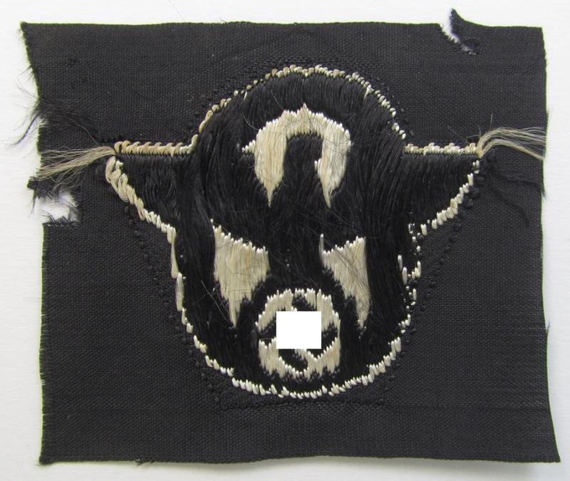 Attractive - and nowadays scarcely encountered! - police ie. 'Polizei'- (ie. 'SS-Polizei'-) 'BeVo'-woven-style cap-eagle (ie. 'Adler für Schiffchen o. Einheitsfeldmütze') that comes in an overall very nice- (ie. 'virtually mint'-), conditio...