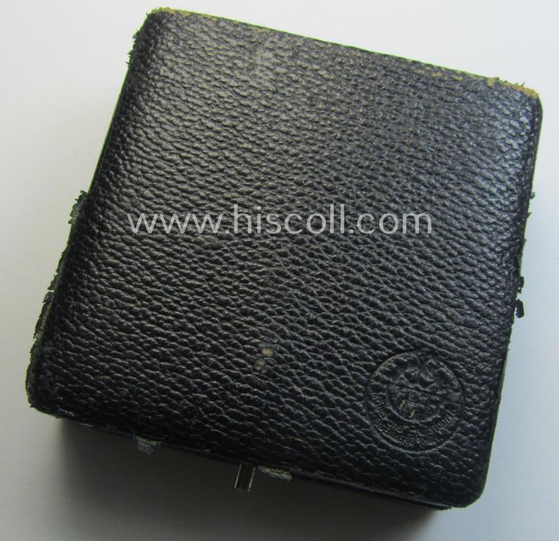 'EK 1. Klasse' (or: Iron Cross 1st class) as executed in the scarcely seen so-called: 'screw-back'-pattern being a non-marked example that comes stored in its accompanying etui