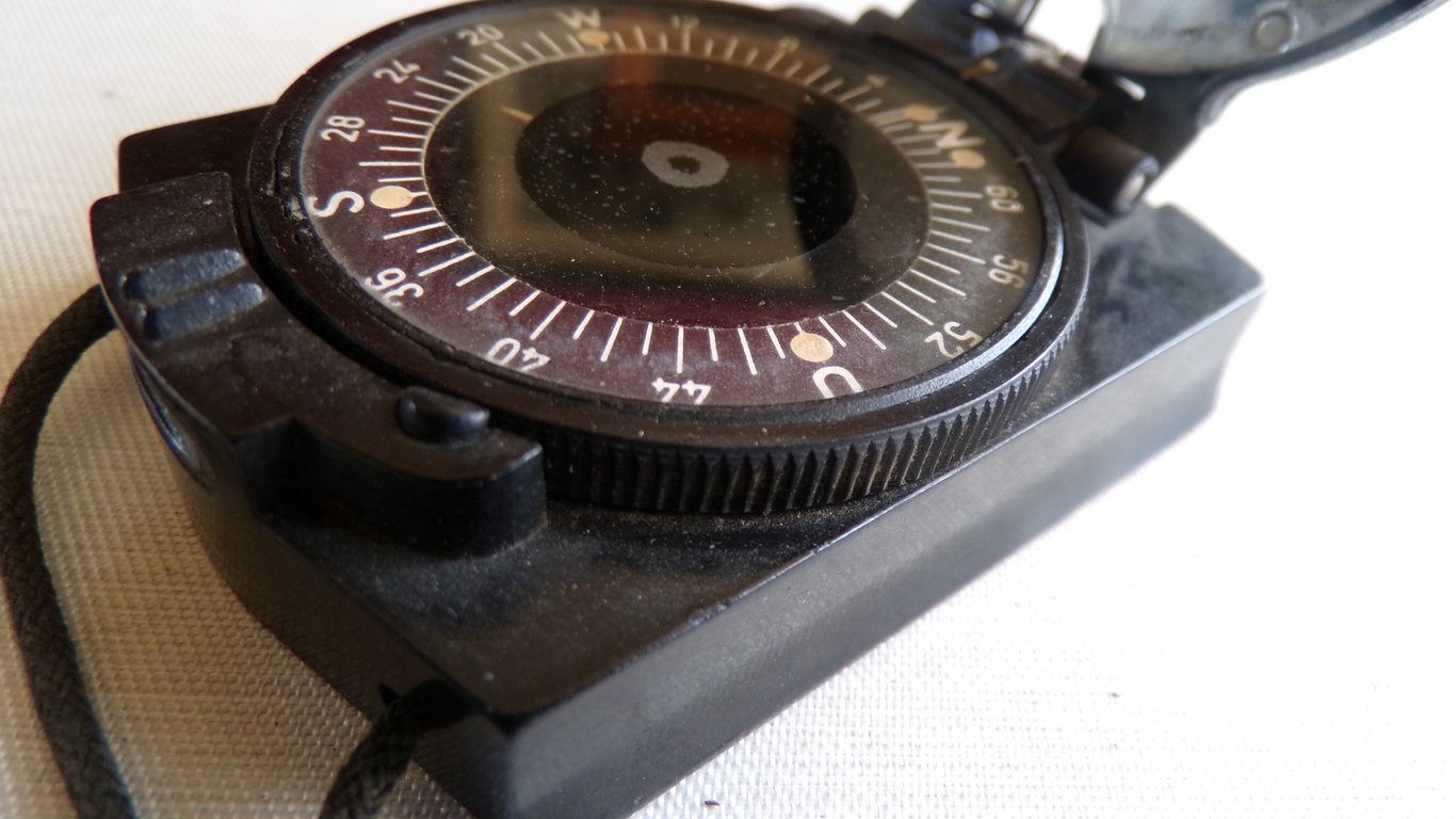 WH Bakelite Marching Compass - cxn