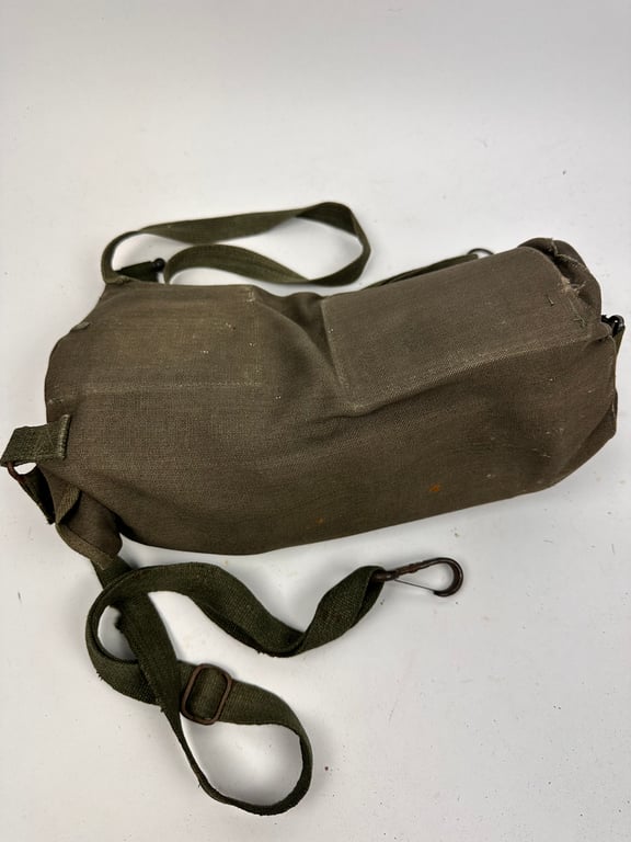 Rare Fallshirmjager gasmask/bag "ebd"