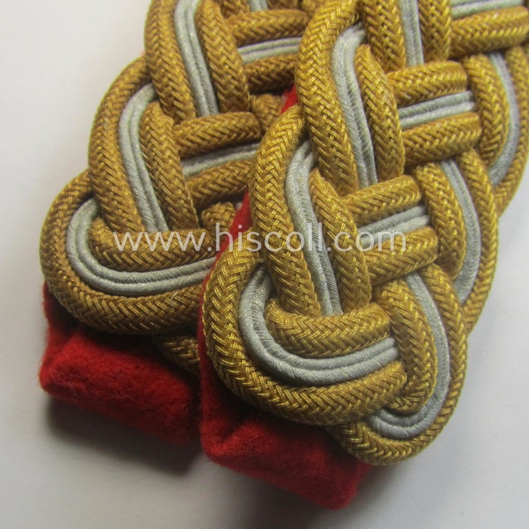 Pair of later- (ie. mid-) war-period, WH (Heeres) general-officers'-pattern shoulderboards (as executed in 'Cellueon'-based material): 'Generalmajor des Heeres'