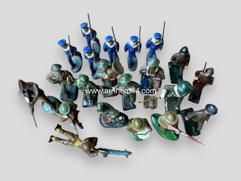 21x Divers WW2 Toy Soldiers