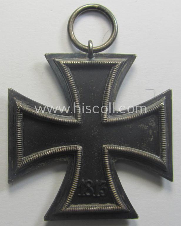 'Eisernes Kreuz 2. Kl.' being a maker- (ie. '55'-) marked example that comes stored in its period 'Zellstoff'-based pouch by the: 'J.E. Hammer & Söhne'-company as was based in the town of Geringswalde