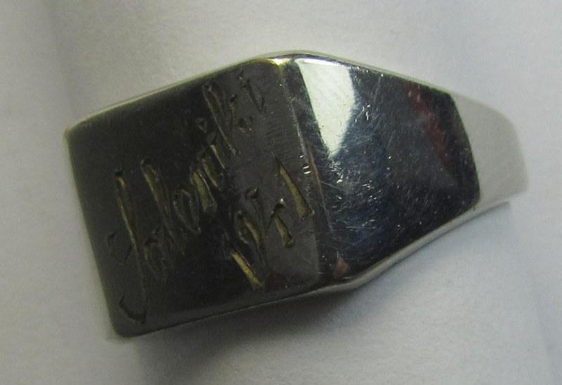 Attractive, WH (LW-, Heeres- etc.) related, metal-based (ie. shiny silver-coloured- and I deem chromed-steel-based) so-called: 'souvenir'-ring from the Greek campaing depicting the engraved text that reads: 'Saloniki 1941'