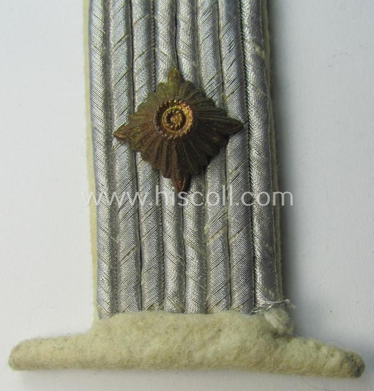 Neat - albeit single but nevertheless not that easily encountered! - WH (Heeres) officers'-type shoulderboard as piped in the white-toned branchcolour as was intended for usage by an: 'Oberleutnant der Infanterie-Truppen'