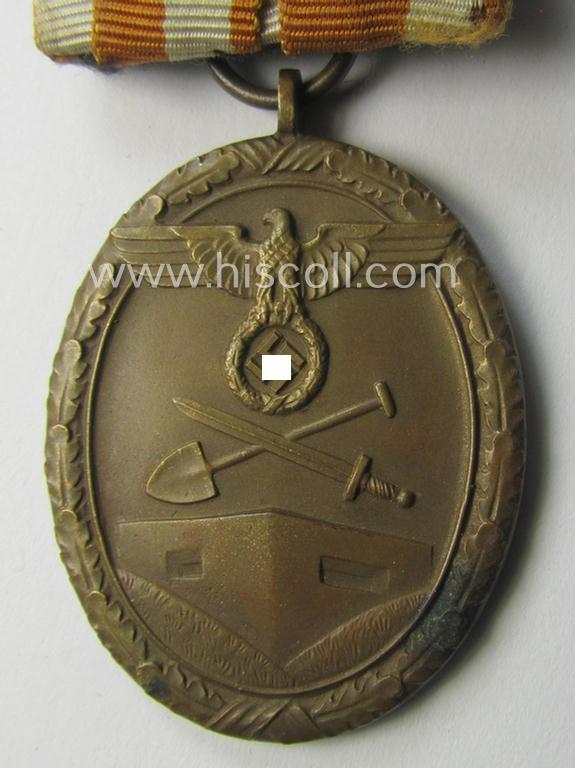 Attractive - and actually unusally seen! - single-pieced and neatly detachable, WH single-pieced medal-bar (ie. 'Orden- o. Einzelspange') showing a: 'Deutsches Schutzwall Ehrenzeichen' (aka: 'Westwall'-medal)