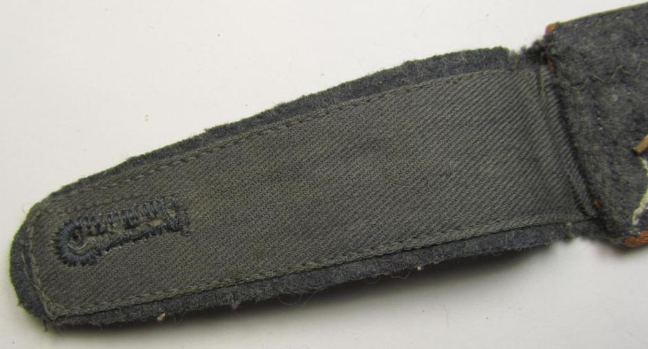 Neatly 'cyphered' - albeit regrettably single! - WH (Luftwaffe) NCO-type shoulderstrap as piped in the light-brown-coloured branchcolour, as was intended for a: 'Feldwebel der Nachrichten-Truppen u. Mitglied einer Nachrichtenschule'