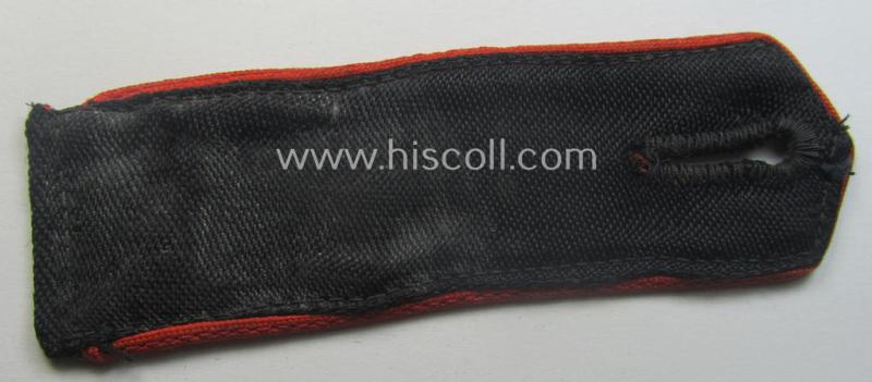 Superb - single but nevertheless rarely found! - bright-red-piped and neatly 'cyphered': 'Allgemeine' HJ ('Hitlerjugend') shoulderstrap as was intended for - and worn by! - a: 'Hitlerjunge' serving within the: 'Leibstandarte München'