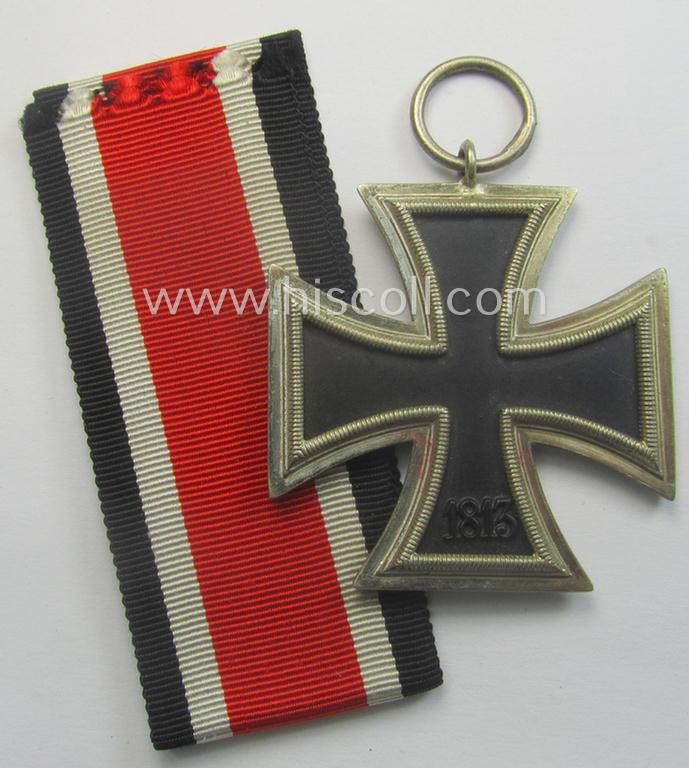 'Eisernes Kreuz II. Klasse' being a maker- (ie. '40'-) marked example that comes together with its non-confectioned ribbon (ie. 'Bandabschnitt') by the maker (ie. 'Hersteller'): 'Berg & Nolte'