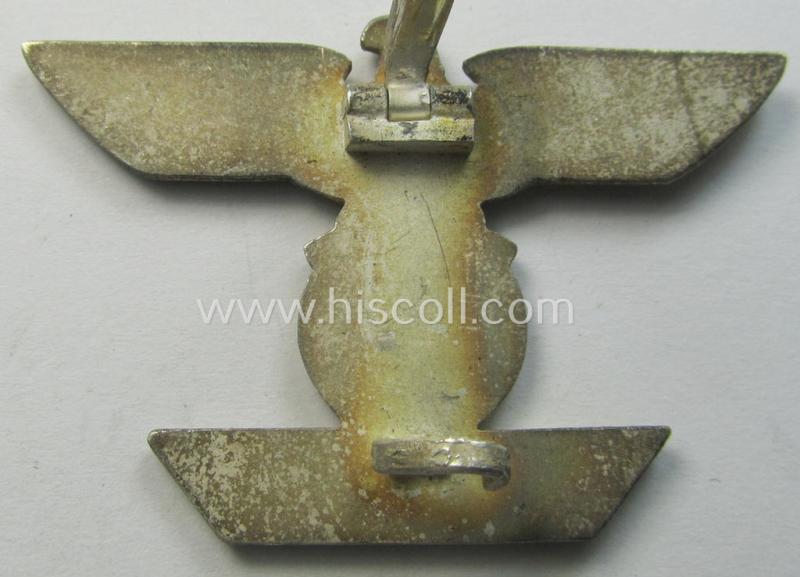 Neat, 'Wiederholungsspange zum EK I. Klasse' being a non-maker-marked example as executed in (tarnished) silver-toned 'Buntmetall' as was produced by the: 'Otto Schickle'-company and that comes in an overall nice- and/or untouched, condition