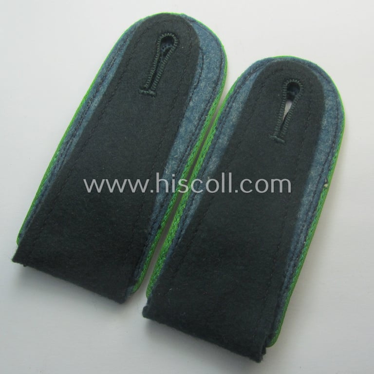 Pair of early- (ie. mid-) war-period so-called: 'M40'-pattern, WH (Heeres) NCO-type shoulderstraps as piped in the 'hellgrüner'-coloured branchcolour as intended for a: 'Feldwebel eines Panzer-Grenadier-Rgts. o. Abtlgs.'