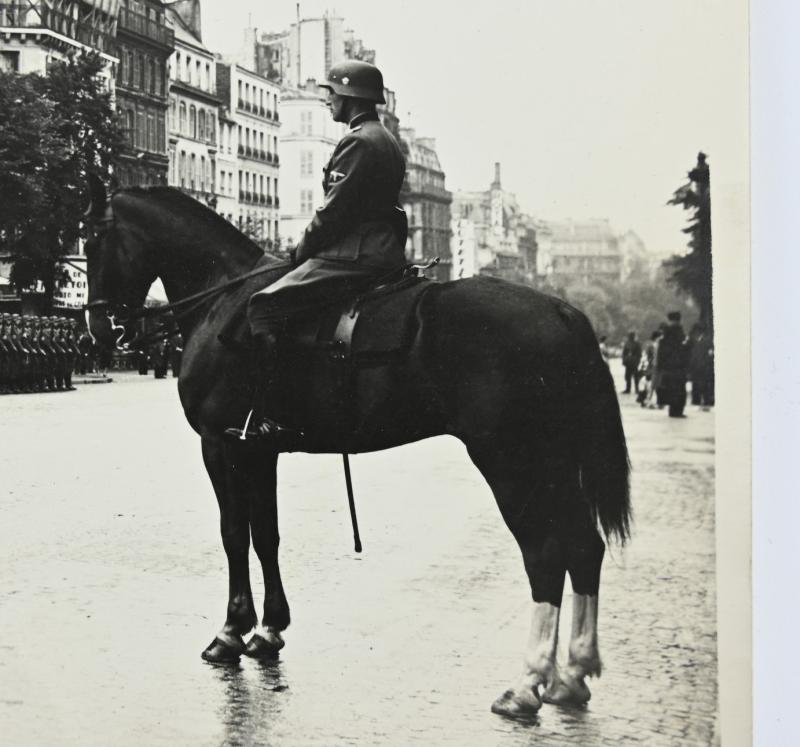 German WH Press Photo 'Paris Parade'