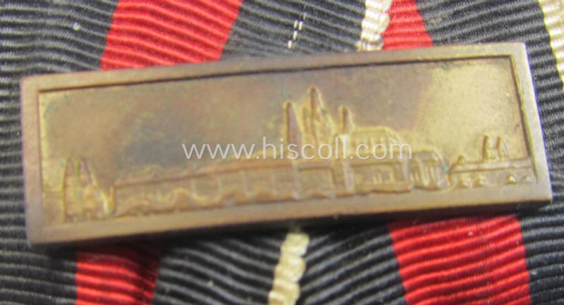 Superb, bright golden-toned WH (Heeres o. KM etc.) so-called: 'Einzelspange' showing a WH Czech 'Anschluss'- (ie. occupation-) medal: '1 October 1938' that shows a firmly (and period-) attached 'Prager Burg-Spange'