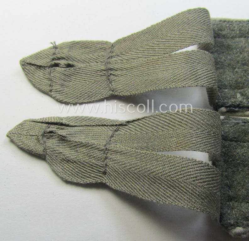 Superb - fully matching and scarcely encountered! - pair of WH (Heeres) later-war period- (ie. 'simplified'- ie. 'M44- o. M45'-pattern-) NCO-type shoulderstraps as was intended for - and clearly worn by! - an: 'Uffz. der Infanterie-Truppen'