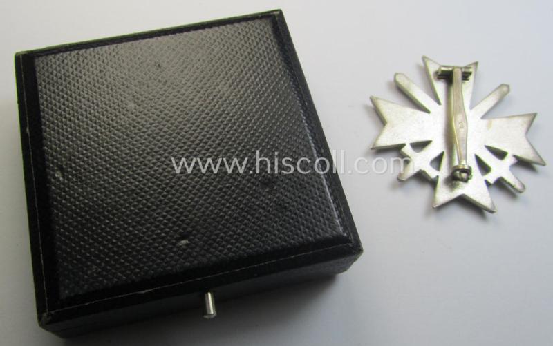 Attractive medal-set: 'Kriegsverdienstkreuz 1. Klasse mit Schwertern', being a maker- (ie. '1'-) marked specimen that comes stored in its original, simplified etui by the: 'Deschler u. Sohn'-company